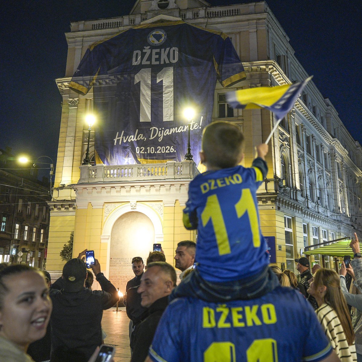 bosunatiklama's tweet photo. Dzeko'nun milli takıma vedası nedeniyle, Saraybosna'daki cevapi ustaları köfte porsiyonlarını bir günlüğüne 10'dan 11'e çıkaracak. https://t.co/EjxyLNErw9