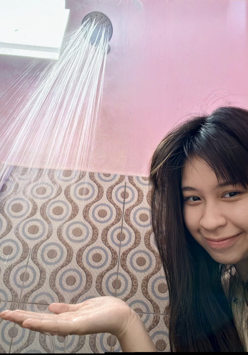 F_OllaJKT48's tweet photo. eh jgn panggil aku idol kemarau, idol numpang mandi lg y 💜 udh deres nih brok 💜🫰 https://t.co/g09tchHft7