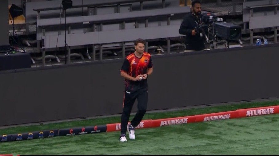 mufaddal_vohra's tweet photo. The Richard Gleeson run up from the boundary line in Canada Super60. https://t.co/qCWDhPzhuU