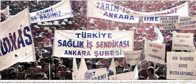 solhafza's tweet photo. 20 Eylül 1995
Türk-İş’e bağlı sendikalara üye yaklaşık 160 bin kamu işçisi greve başladı, işçiler sendika başkanlarıyla birlikte Tandoğan’a yürüdü.
518 bin kamu işçisi adına 9aydır yürütülen görüşmelerde anlaşma sağlanamamış, ilk etapta 24.516 tarım ve metal işçisi greve çıkmıştı https://t.co/ZCUbufzeLG