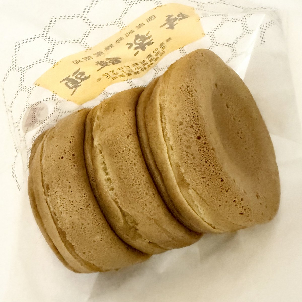 shoko_spoon's tweet photo. 今日、2年ぶりに髪の毛を染めた。
白髪が増える前に地毛を楽しもうムーブは、
意外と白髪が生えてこなかったので終了。
しっかり楽しめたから満足している。

お昼ご飯は蜂楽饅頭。
無理してでも３個は食べたい。
私は白あんが好き🫶🏻 https://t.co/SHkMcdXx7m