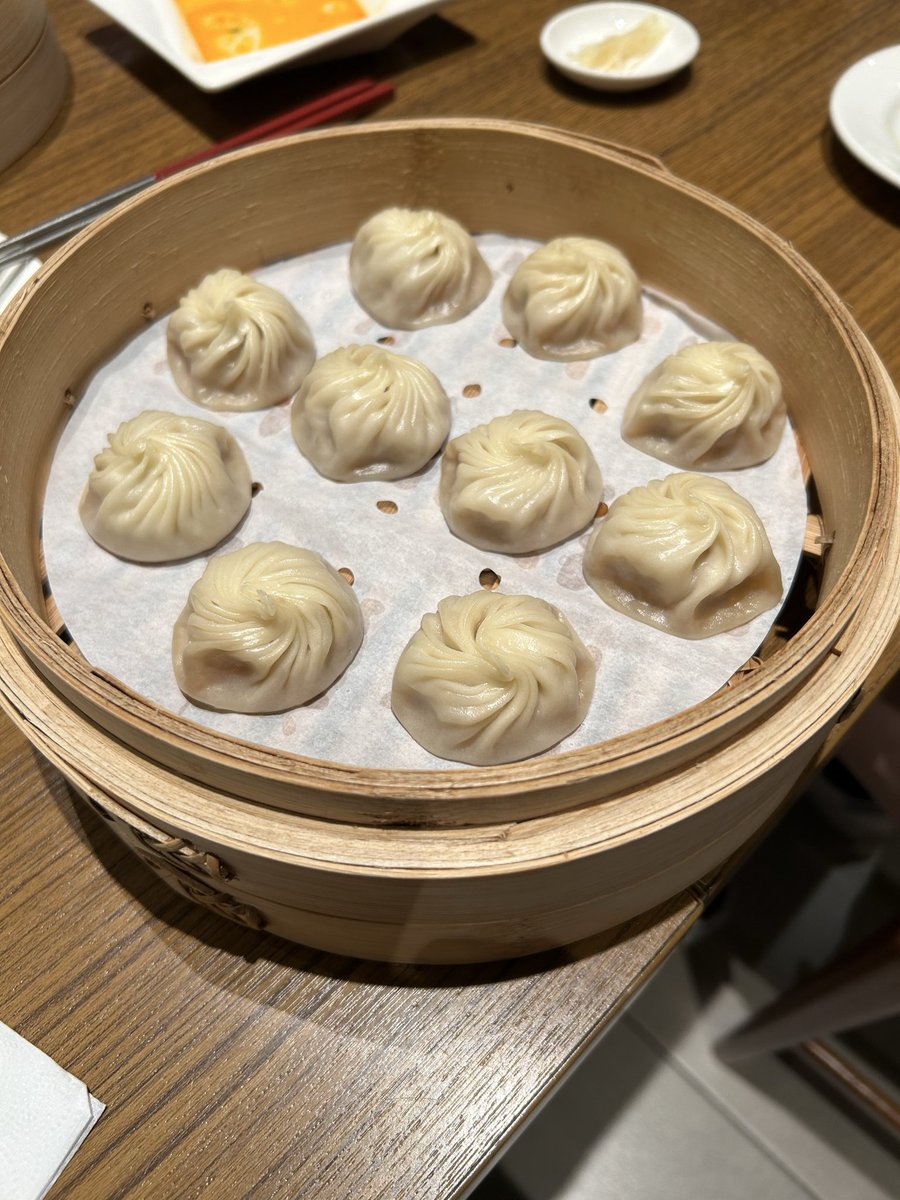 riesai0526's tweet photo. 昨日の台湾🇹🇼ので旅です〜😊
美味しいもの😋食べて綺麗な景色🤩見て来ました
満足😁
今日は新幹線🚄乗って移動して来ました　今台北駅に到着です

#台湾旅行✈️
#台北観光 https://t.co/ypxhfhrk26