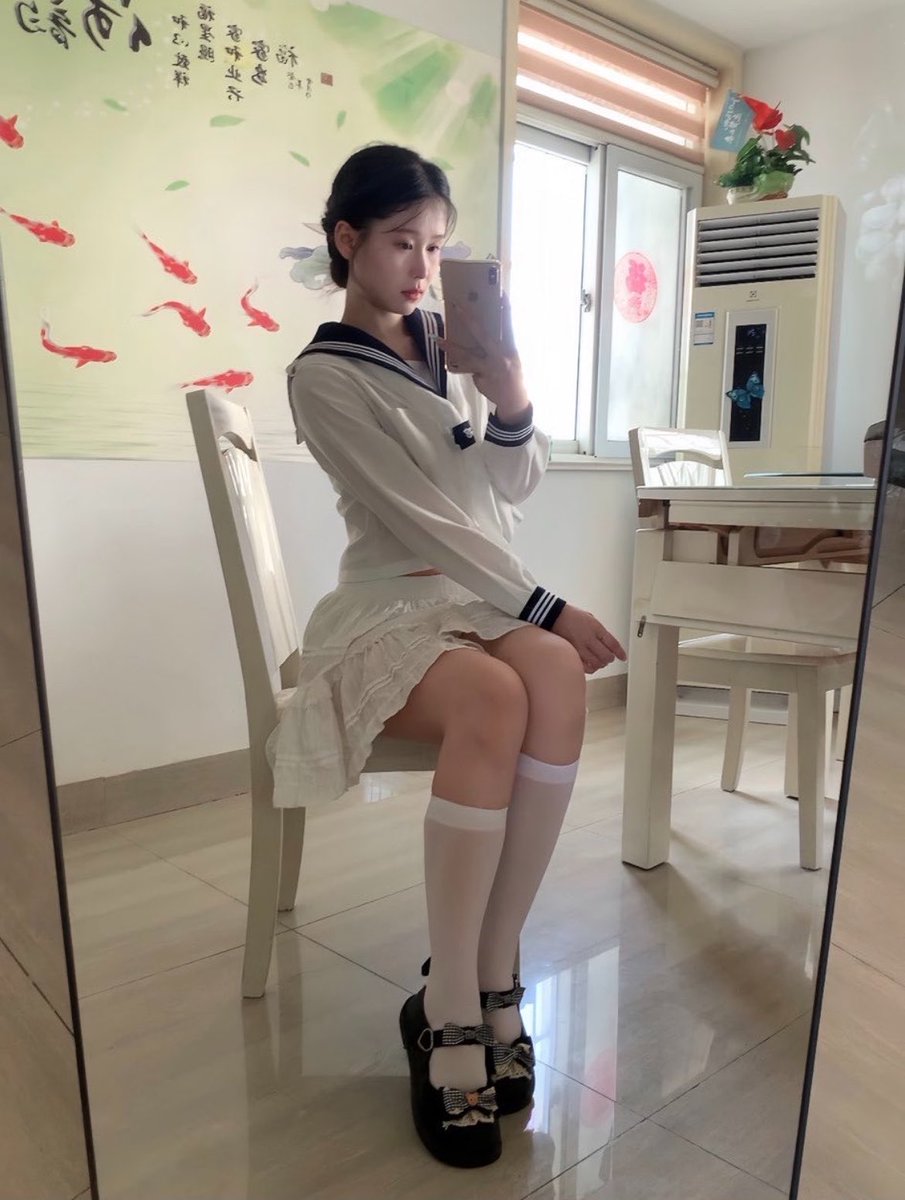 sherry32gi9's tweet photo. 放假好无聊，偷偷拍了相片

有爸爸要来锐评我16岁的福嘛🥺                                                

心情不好来X发泄了   

真没有🚪  流言1我真的给呀 https://t.co/bpAPUapop5