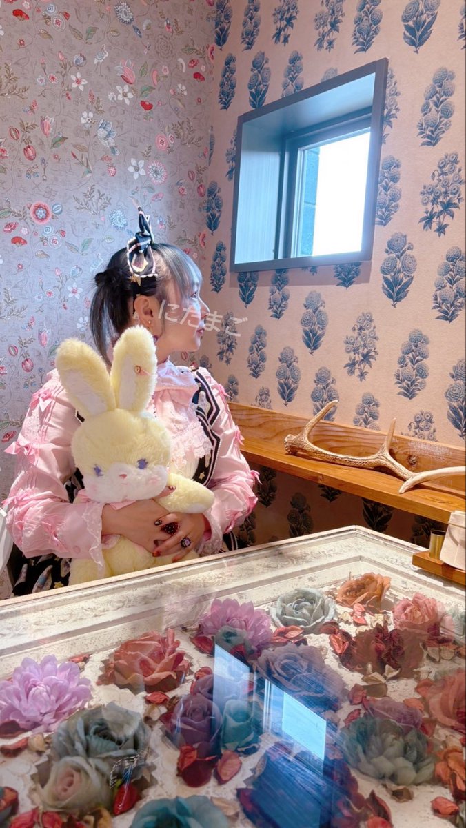 Pretty_2tama5's tweet photo. 🎪Pastel toys Theater🎪
ロリィタカフェしてきた🍽️テーブルに薔薇が敷き詰められていてとても綺麗だった🥀
#ロリィタ #angelicpretty https://t.co/DXeFWUy3S1