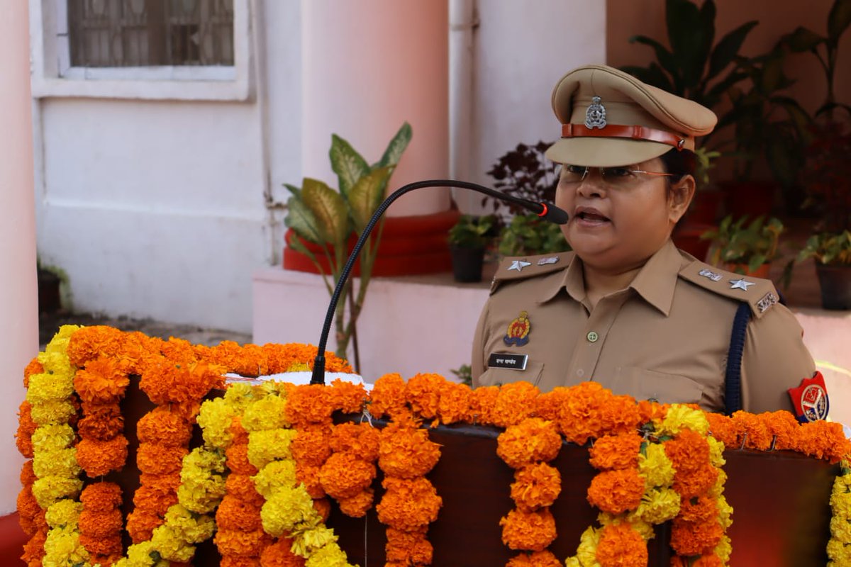 adgzonekanpur's tweet photo. राष्ट्रपिता महात्मा गांधी एवं देश के द्वितीय प्रधानमंत्री श्री लाल बहादुर श��स्त्री जी की जयंती के अवसर पर श्रीमती रत्ना पाण्डेय, अपर पुलिस अधीक्षक/स्टॉफ ऑफिसर, कानपुर जोन, कानपुर द्वारा दोनों महापुरुषों की प्रतिमाओं पर माल्यार्पण कर श्रद्धापूर्वक नमन एवं श्रद्धांजलि अर्पित की गई। इस अवसर पर उपस्थित समस्त अधिकारी/कर्मचारीगण को महात्मा गांधी जी के सत्य, अहिंसा एवं स्वच्छता तथा लाल बहादुर शास्त्री जी के सादगी, कर्तव्यनिष्ठा एवं राष्ट्रसेवा के आदर्शों को अपने आच���ण एवं कार्यप्रणाली में आत्मसात करने हेतु प्रेरित किया गया। साथ ही, पुलिस सेवा के मूल दायित्वों के अनुरूप जनसेवा, निष्पक्षता, ईमानदारी एवं संवेदनशीलता के साथ अपने कर्तव्यों का निर्वहन करते हुए कानून-व्यवस्था एवं जनव��श्वास को और अधिक सुदृढ़ करने का आह्वान किया गया।