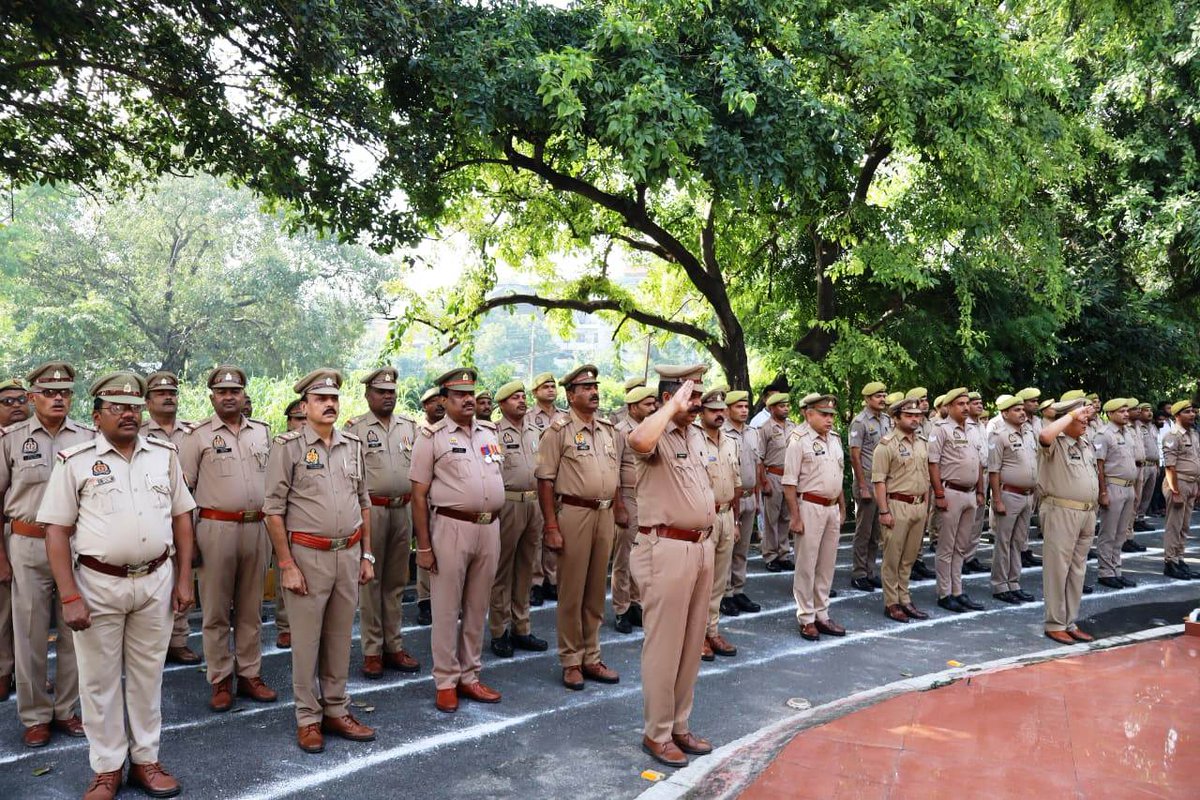 adgzonekanpur's tweet photo. राष्ट्रपिता महात्मा गांधी एवं देश के द्वितीय प्रधानमंत्री श्री लाल बहादुर श��स्त्री जी की जयंती के अवसर पर श्रीमती रत्ना पाण्डेय, अपर पुलिस अधीक्षक/स्टॉफ ऑफिसर, कानपुर जोन, कानपुर द्वारा दोनों महापुरुषों की प्रतिमाओं पर माल्यार्पण कर श्रद्धापूर्वक नमन एवं श्रद्धांजलि अर्पित की गई। इस अवसर पर उपस्थित समस्त अधिकारी/कर्मचारीगण को महात्मा गांधी जी के सत्य, अहिंसा एवं स्वच्छता तथा लाल बहादुर शास्त्री जी के सादगी, कर्तव्यनिष्ठा एवं राष्ट्रसेवा के आदर्शों को अपने आच���ण एवं कार्यप्रणाली में आत्मसात करने हेतु प्रेरित किया गया। साथ ही, पुलिस सेवा के मूल दायित्वों के अनुरूप जनसेवा, निष्पक्षता, ईमानदारी एवं संवेदनशीलता के साथ अपने कर्तव्यों का निर्वहन करते हुए कानून-व्यवस्था एवं जनव��श्वास को और अधिक सुदृढ़ करने का आह्वान किया गया।