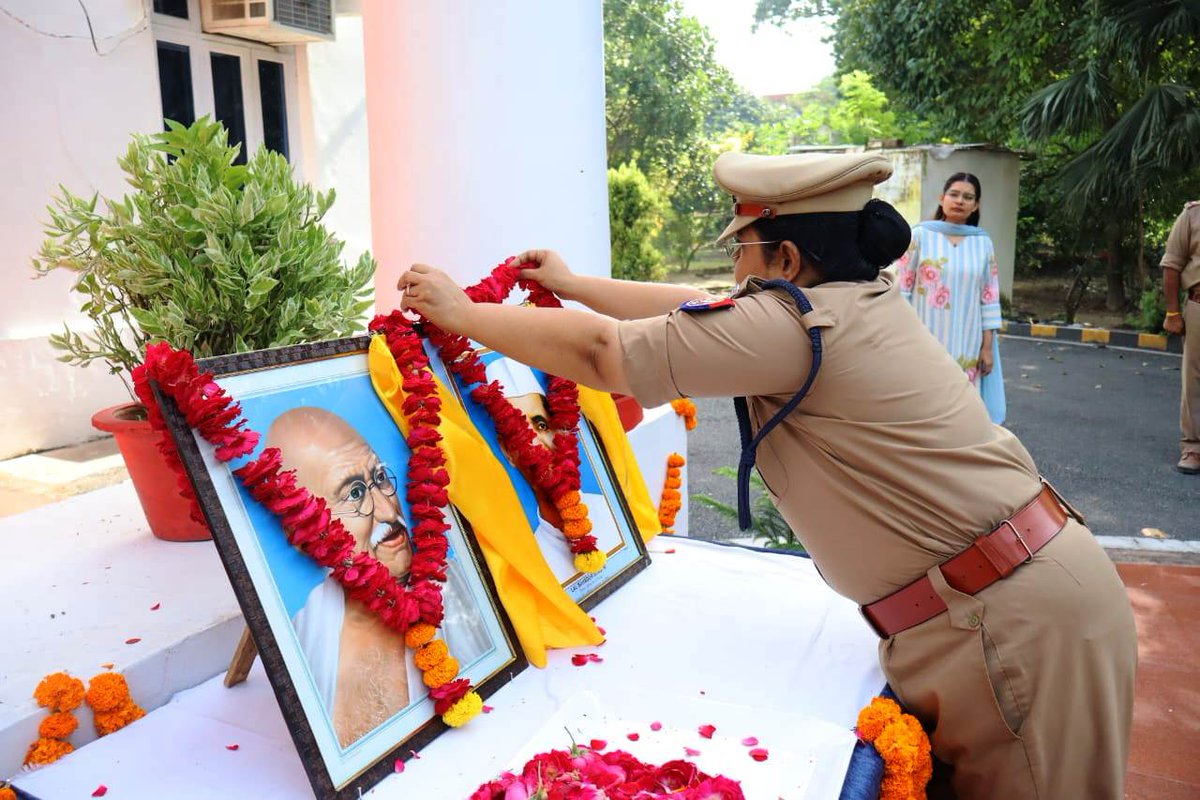adgzonekanpur's tweet photo. राष्ट्रपिता महात्मा गांधी एवं देश के द्वितीय प्रधानमंत्री श्री लाल बहादुर श��स्त्री जी की जयंती के अवसर पर श्रीमती रत्ना पाण्डेय, अपर पुलिस अधीक्षक/स्टॉफ ऑफिसर, कानपुर जोन, कानपुर द्वारा दोनों महापुरुषों की प्रतिमाओं पर माल्यार्पण कर श्रद्धापूर्वक नमन एवं श्रद्धांजलि अर्पित की गई। इस अवसर पर उपस्थित समस्त अधिकारी/कर्मचारीगण को महात्मा गांधी जी के सत्य, अहिंसा एवं स्वच्छता तथा लाल बहादुर शास्त्री जी के सादगी, कर्तव्यनिष्ठा एवं राष्ट्रसेवा के आदर्शों को अपने आच���ण एवं कार्यप्रणाली में आत्मसात करने हेतु प्रेरित किया गया। साथ ही, पुलिस सेवा के मूल दायित्वों के अनुरूप जनसेवा, निष्पक्षता, ईमानदारी एवं संवेदनशीलता के साथ अपने कर्तव्यों का निर्वहन करते हुए कानून-व्यवस्था एवं जनव��श्वास को और अधिक सुदृढ़ करने का आह्वान किया गया।