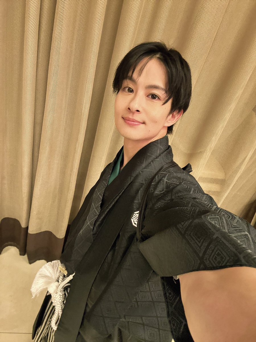 ohmi_takuto's tweet photo. ＃刀ステ 十周年特別企画　
配信番組＜舞台『刀剣乱舞』感謝の宴＞
に出演させていただきますぅ🥳㊗️

先日撮影してきまして、改めて刀ステに関われている事を誇りに思いました。
ありがとう篭手切江。
この先も続いていきますように👓🍀

綺伝めんばぁで撮りました🪷
https://t.co/OKAW2m6bK4 https://t.co/kKdpUh6x29