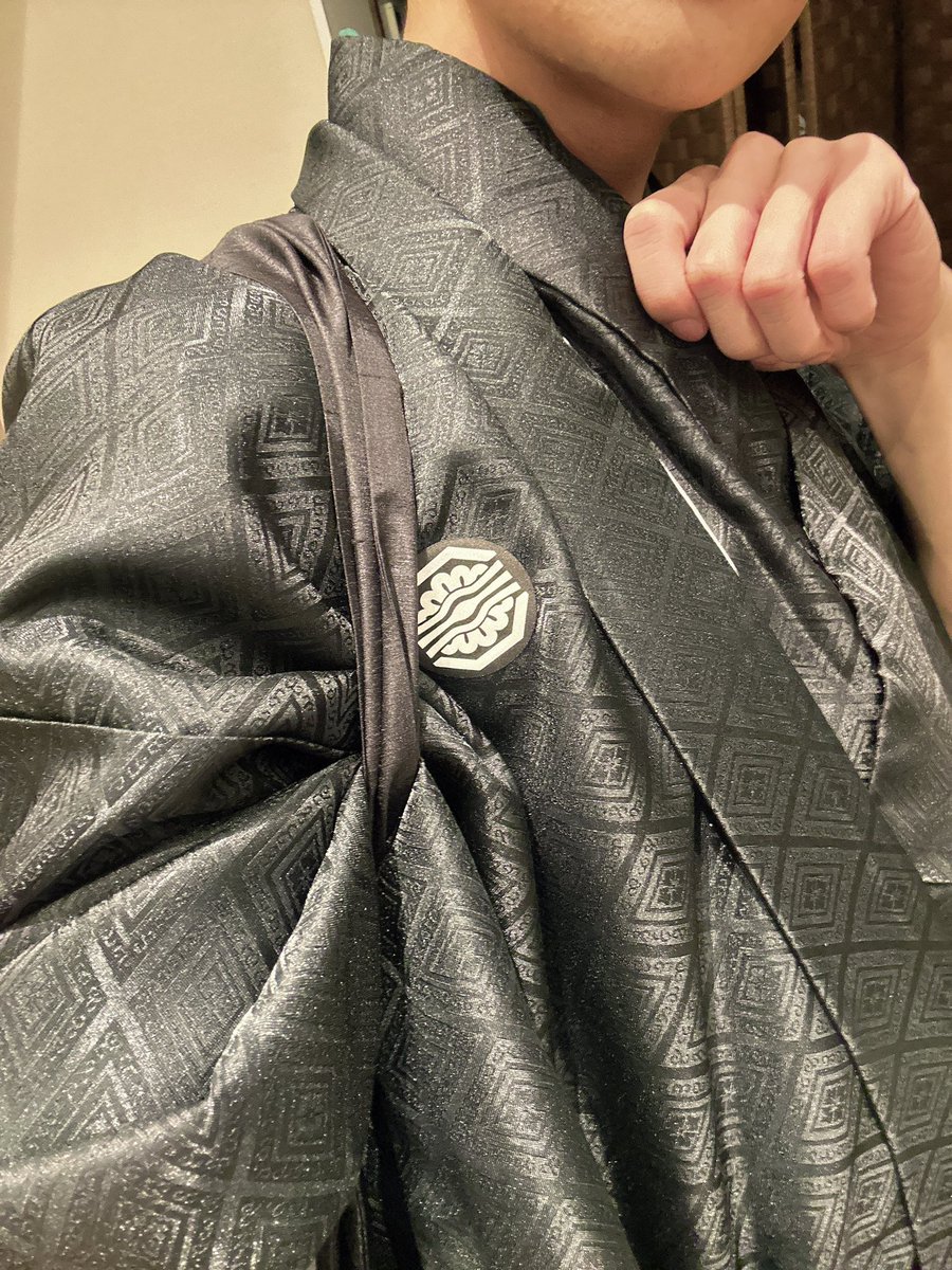 ohmi_takuto's tweet photo. ＃刀ステ 十周年特別企画　
配信番組＜舞台『刀剣乱舞』感謝の宴＞
に出演させていただきますぅ🥳㊗️

先日撮影してきまして、改めて刀ステに関われている事を誇りに思いました。
ありがとう篭手切江。
この先も続いていきますように👓🍀

綺伝めんばぁで撮りました🪷
https://t.co/OKAW2m6bK4 https://t.co/kKdpUh6x29