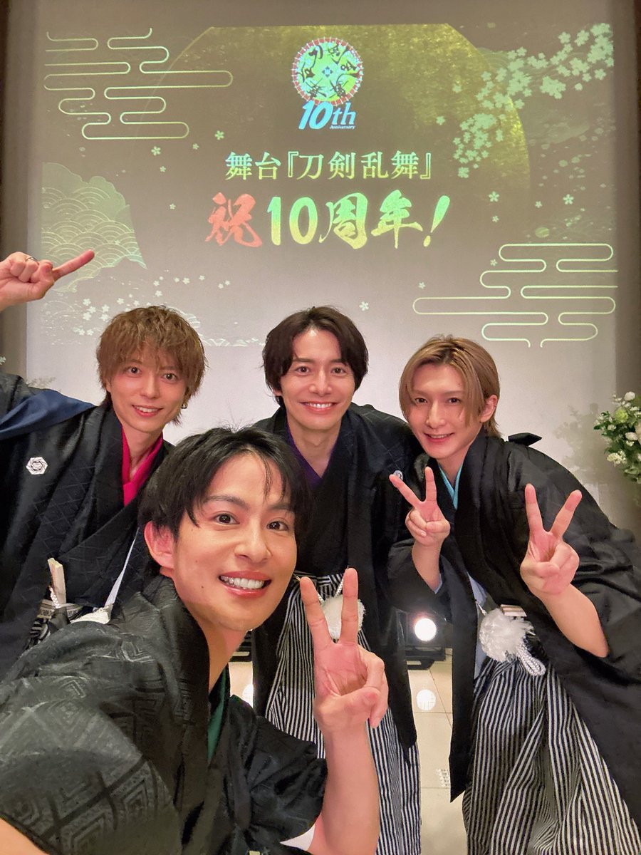 ohmi_takuto's tweet photo. ＃刀ステ 十周年特別企画　
配信番組＜舞台『刀剣乱舞』感謝の宴＞
に出演させていただきますぅ🥳㊗️

先日撮影してきまして、改めて刀ステに関われている事を誇りに思いました。
ありがとう篭手切江。
この先も続いていきますように👓🍀

綺伝めんばぁで撮りました🪷
https://t.co/OKAW2m6bK4 https://t.co/kKdpUh6x29