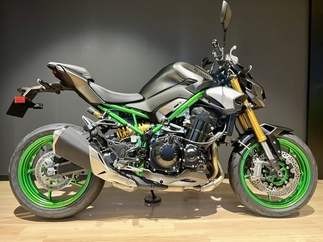 kawasaki_chiryu's tweet photo. 【2027 Z900 SE 展示開始】

2027年モデル Z900 SEが、カワサキプラザ知立に入荷しました。

さらに進化した“Sugomi”を体現する、アグレッシブで洗練されたスタイリング。

948cm³並列4気筒エンジンを搭載し、IMUを活用したライディングサポートテクノロジーやKQS（カワサキクイックシフター）、5インチTFTカラーインストゥルメントなど、先進装備も充実しています。

そしてSEならではのプレミアムな装備も魅力のひとつ。

写真だけでは伝わりにくい車体の質感や存在感、ライディングポジションなど、ぜひ実車でお確かめください。

2027 Z900 SE
カワサキプラザ知立にて展示中です。

車両のご相談・ご商談も承っております。

#Z900SE
#Kawasaki
#カワサキプラザ知立

＊ーーーーーーーーーーーーーーーーーーーー＊
カワサキプラザ知立
〒472-0006
愛知県知立市山町小林21-4
TEL：0566-84-3400
E-mail：chiryu@kawasaki-plaza.net
OPEN：10:00～19:00（木曜定休）
＊ーーーーーーーーーーーーーーーーーーーー＊