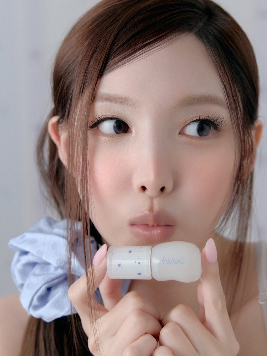 fwee_makeup_jp's tweet photo. 🧸 𝐄̲𝐚̲𝐫̲𝐥̲ 𝐆̲𝐫̲𝐞̲𝐲̲ 𝐦̲𝐨̲𝐨̲𝐝̲ 🫖

ナヨンさんと楽しむ、
かわいいアールグレイムード☕🤎

落ち着いた雰囲気の大人っぽい色味で、
秋のデイリーリップにぴったり✨

ナヨンさんの使用カラーはこちら💄
☕ アールグレイエディション
3Dボリューミンググロス アールグレイ 70%

*:☆.｡𝟏𝟎.𝟏𝟎.𝐂𝐨𝐦𝐢𝐧𝐠 𝐒𝐨𝐨𝐧 ★*ﾟ