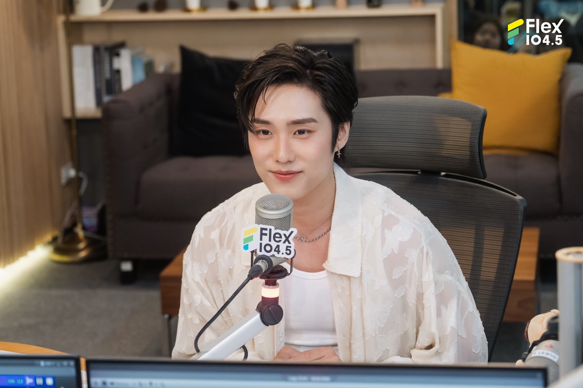 Flex_Connect's tweet photo. ย้อนชมบรรยากาศความประทับใจในรายการ Flex Talk เมื่อวันศุกร์ที่ 18 ก.ย. ที่ผ่านมา 💖 ✨ งานนี้ 𝐉𝐀𝐂𝐎𝐁 ได้หอบความน่ารักสดใสและรอยยิ้มมาพูดคุยถึงงาน "JACOB 1st Asia Showcase [More Than Words] Tour 2026 in Bangkok" แบบเป็นกันเองสุด ๆ ถึงแม้งานโชว์เคสจะจบลงไปแล้ว แต่ความทรงจำ��ี ๆ และความสุขที่ได้รับยังคงอบอวลอยู่เลย 🥰

ฝากทุกคนติดตามและซัพพอร์ตผลงานต่อ ๆ ไปของ 𝐉𝐀𝐂𝐎𝐁 กันด้วยนะคะ และไม่ว่าเมื่อไหร่ Flex 104.5 ก็พร้อมต้อนรับ 𝐉𝐀𝐂𝐎𝐁 กลับมาหาเสมอค่ะ 💙✨

📌ดูรายการ Flex Talk ย้อนหลังได้ทาง YouTube : FlexConnect
https://t.co/nAQNIowkoQ

@jakeybaeee @JPlanGlobal @weareHIGHBREED
.
#Flex1045xJACOB #JACOB #제이콥
#JACOB_MTWTOUR2026_BKK
#JACOB_MTWTOUR2026
#FlexTalk #FlexConnect #Flex1045