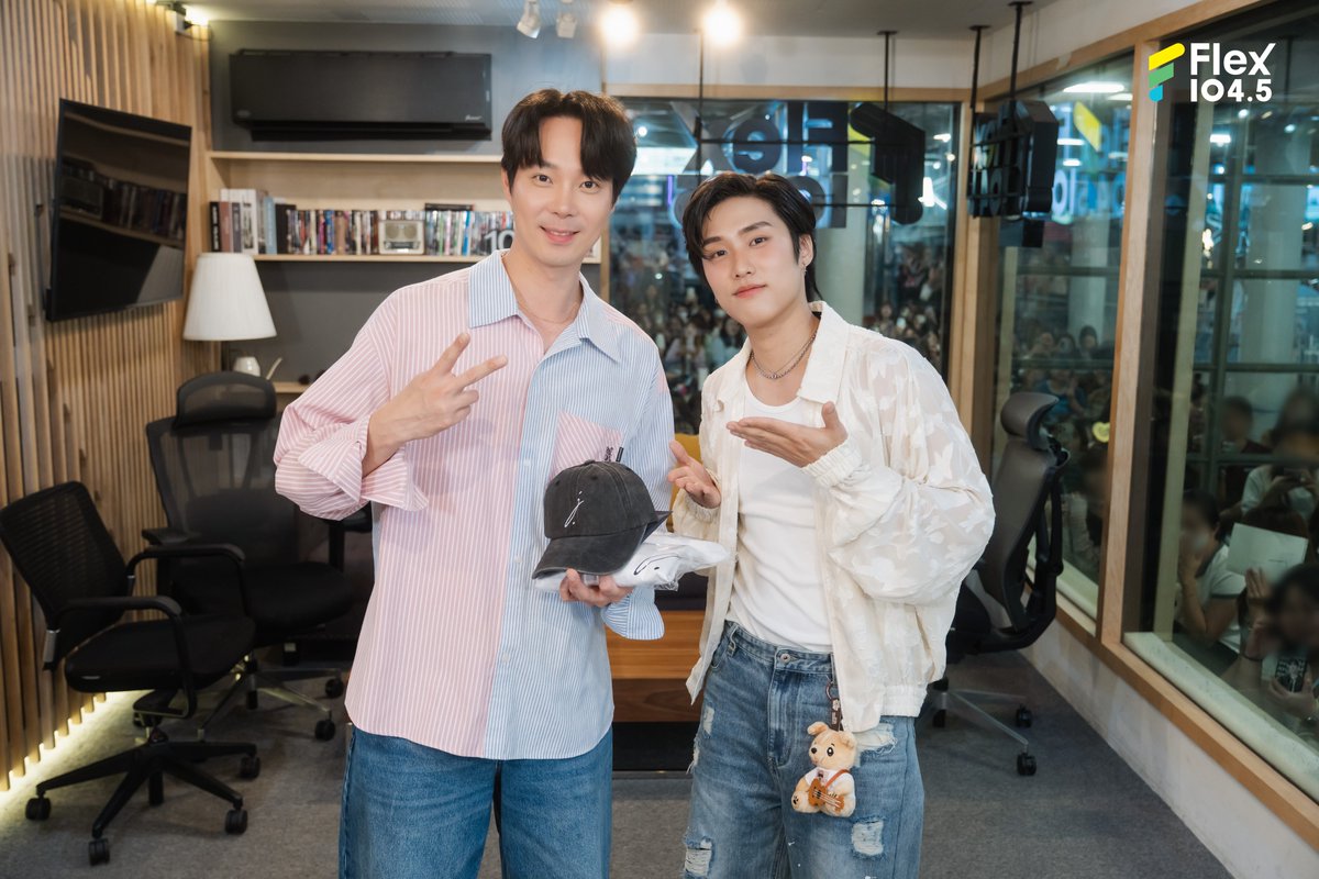 Flex_Connect's tweet photo. ย้อนชมบรรยากาศความประทับใจในรายการ Flex Talk เมื่อวันศุกร์ที่ 18 ก.ย. ที่ผ่านมา 💖 ✨ งานนี้ 𝐉𝐀𝐂𝐎𝐁 ได้หอบความน่ารักสดใสและรอยยิ้มมาพูดคุยถึงงาน "JACOB 1st Asia Showcase [More Than Words] Tour 2026 in Bangkok" แบบเป็นกันเองสุด ๆ ถึงแม้งานโชว์เคสจะจบลงไปแล้ว แต่ความทรงจำ��ี ๆ และความสุขที่ได้รับยังคงอบอวลอยู่เลย 🥰

ฝากทุกคนติดตามและซัพพอร์ตผลงานต่อ ๆ ไปของ 𝐉𝐀𝐂𝐎𝐁 กันด้วยนะคะ และไม่ว่าเมื่อไหร่ Flex 104.5 ก็พร้อมต้อนรับ 𝐉𝐀𝐂𝐎𝐁 กลับมาหาเสมอค่ะ 💙✨

📌ดูรายการ Flex Talk ย้อนหลังได้ทาง YouTube : FlexConnect
https://t.co/nAQNIowkoQ

@jakeybaeee @JPlanGlobal @weareHIGHBREED
.
#Flex1045xJACOB #JACOB #제이콥
#JACOB_MTWTOUR2026_BKK
#JACOB_MTWTOUR2026
#FlexTalk #FlexConnect #Flex1045