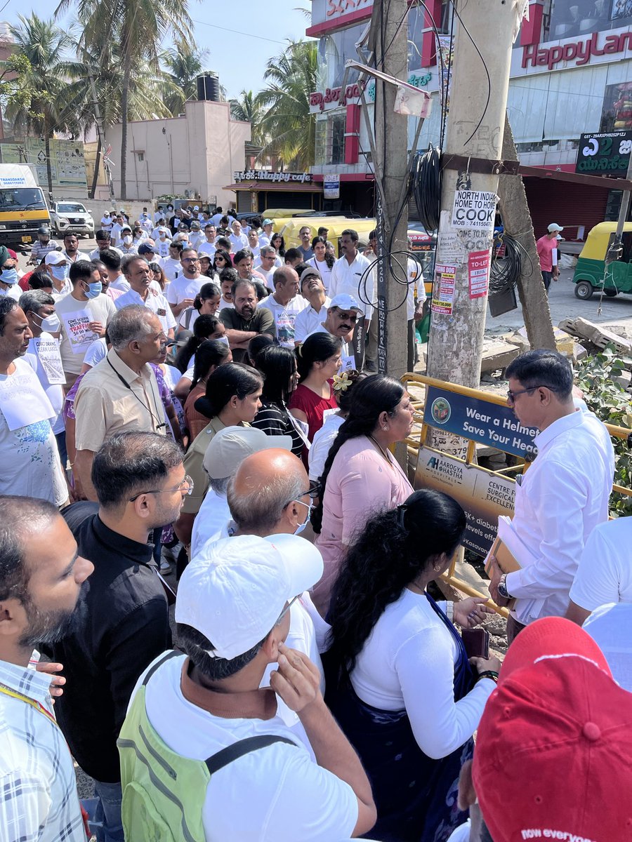 anandkumarv's tweet photo. #NammaHaralur
#FixHaralurRoad #Kasavanahalli @comm_blr_south @MALimbavali @krishnabgowda 

NammaHaralur Community Peace Walk in Haralur Main Road today.  Thanks to our MLA for joining us and listening to grievances. https://t.co/bOdrfdr4Xj
