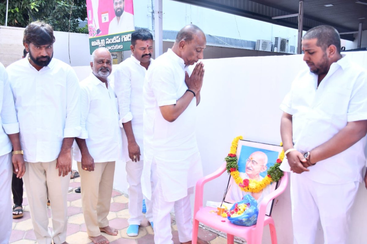 chmallareddyMLA's tweet photo. శాంతి, అహింసల మార్గంలో పోరాడి దేశ ప్రజలకు స్వాతంత్ర్యాన్ని అందించిన మన జాతిపిత మహాత్మా గాంధీ జయంతి సందర్బంగా బోయినపల్లి క్యాంపు కార్యాలయంలో మహాత్మా గాంధీ చిత్రపటానికి పూలమాలలు వేసి నివాళులు అర్పించడం జరిగింది. https://t.co/lRK8ZsMyDf