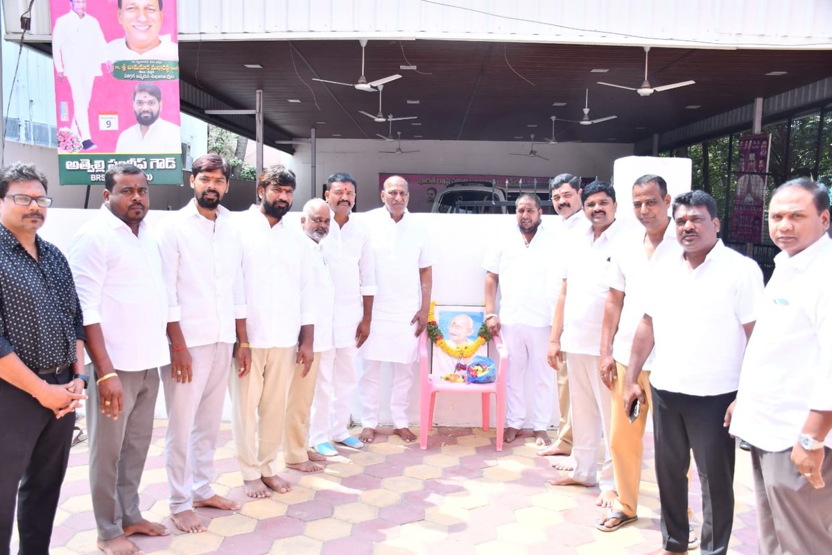 chmallareddyMLA's tweet photo. శాంతి, అహింసల మార్గంలో పోరాడి దేశ ప్రజలకు స్వాతంత్ర్యాన్ని అందించిన మన జాతిపిత మహాత్మా గాంధీ జయంతి సందర్బంగా బోయినపల్లి క్యాంపు కార్యాలయంలో మహాత్మా గాంధీ చిత్రపటానికి పూలమాలలు వేసి నివాళులు అర్పించడం జరిగింది. https://t.co/lRK8ZsMyDf