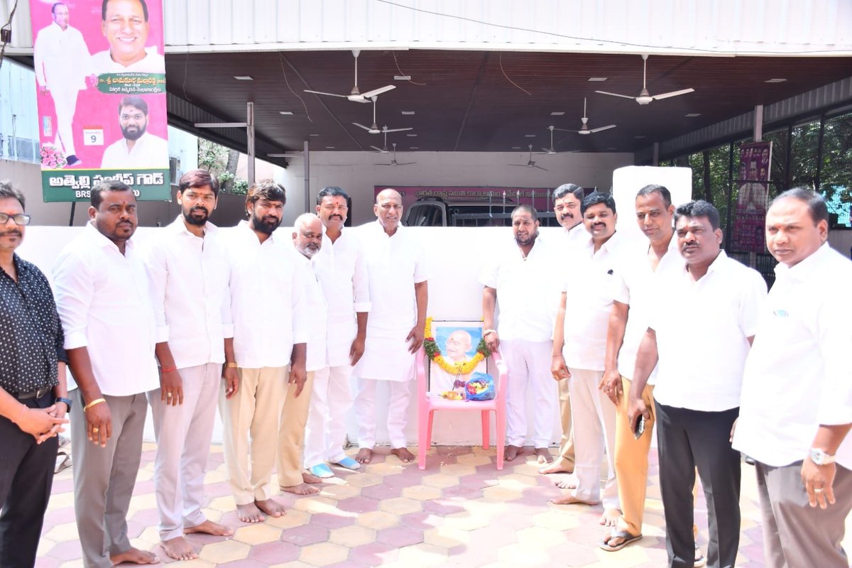 chmallareddyMLA's tweet photo. శాంతి, అహింసల మార్గంలో పోరాడి దేశ ప్రజలకు స్వాతంత్ర్యాన్ని అందించిన మన జాతిపిత మహాత్మా గాంధీ జయంతి సందర్బంగా బోయినపల్లి క్యాంపు కార్యాలయంలో మహాత్మా గాంధీ చిత్రపటానికి పూలమాలలు వేసి నివాళులు అర్పించడం జరిగింది. https://t.co/lRK8ZsMyDf