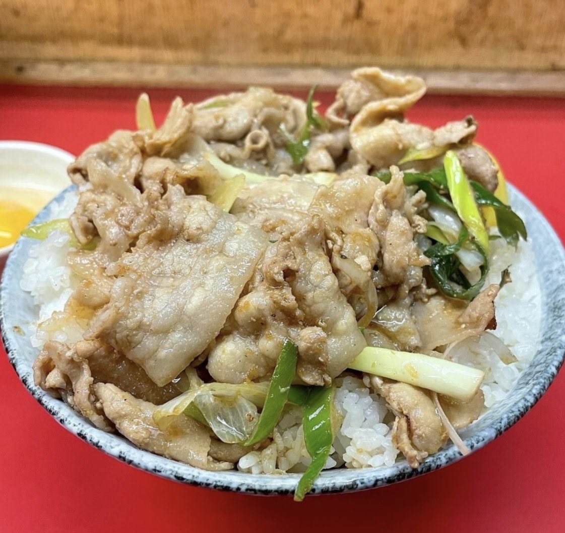 hiropoyo03's tweet photo. 国立にある名物スタ丼「サッポロラーメン国立本店」。「若いやつらに安くて旨いものを腹いっぱい食べさせてやりたい」という思いから、故・橋本省三さんが1971年にオープン。
スタ丼発祥のお店として、現在は二代目の舩津正則さんが暖簾を守っています。

当時あった三店舗（国立東店と国分寺店）は、1987年に橋本省三さんが亡くなられてから経営が分かれましたが、「伝説のすた丼屋」として世に広めた（株）アントワークスの早川秀人さんが2004年に「名物すた丼の店」から「伝説のすた丼屋」へと屋号変更し、チェーン及びFC展開をスタートさせたそうです。

メニューは、スタ丼や生姜丼、肉玉丼、ギョウザライス、チャーシューライス、カレーライス、チャーハンのほか、みそラーメンやしおラーメン、正油ラーメンなど。丼物大盛+50円、残したら+250円は昔と変わらず