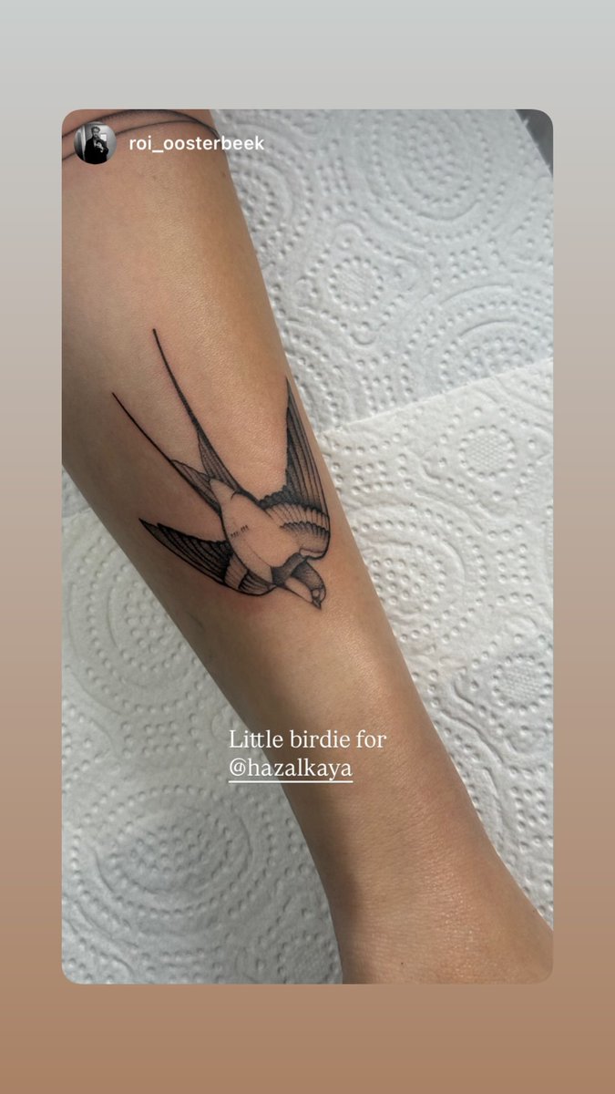 HazalKayaFansL1's tweet photo. Nuevo tatuaje de #HazalKaya https://t.co/sB1lIk1416