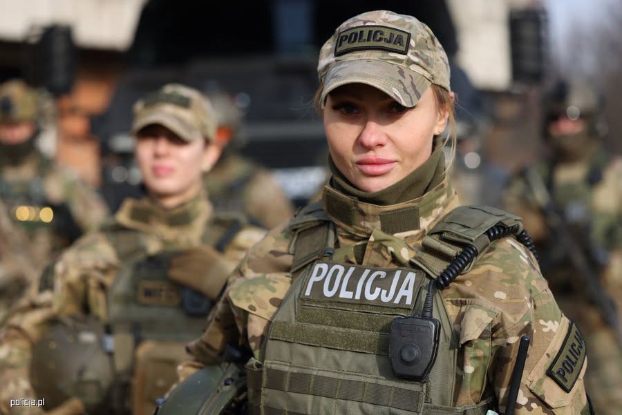 pachula24's tweet photo. Wolimy 1000 razy, żeby za nasze bezpieczeństwo odpowiadały policjantki, niż Sławomir Mentzen.
Dziękujemy Wam za Waszą służbę! https://t.co/YqiOMysW6L