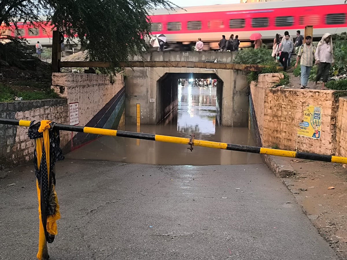 Hemanth_DNCC's tweet photo. @RailMinIndia @AshwiniVaishnaw @VSOMANNA_BJP @KridePrm
Location Doddanekkundi Village Underpass,

Commuters and public cross railway when the underpass is logged with water, Even 2 wheelers cross the railway line 🥹

No action for more than 15 years now. https://t.co/rq7bn4lEQN
