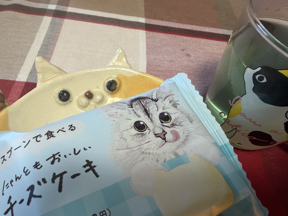 chatora0223's tweet photo. 久しぶりにシーリングスタンプ押しながらおやつ🐱🫶 https://t.co/DLgKSveEqE