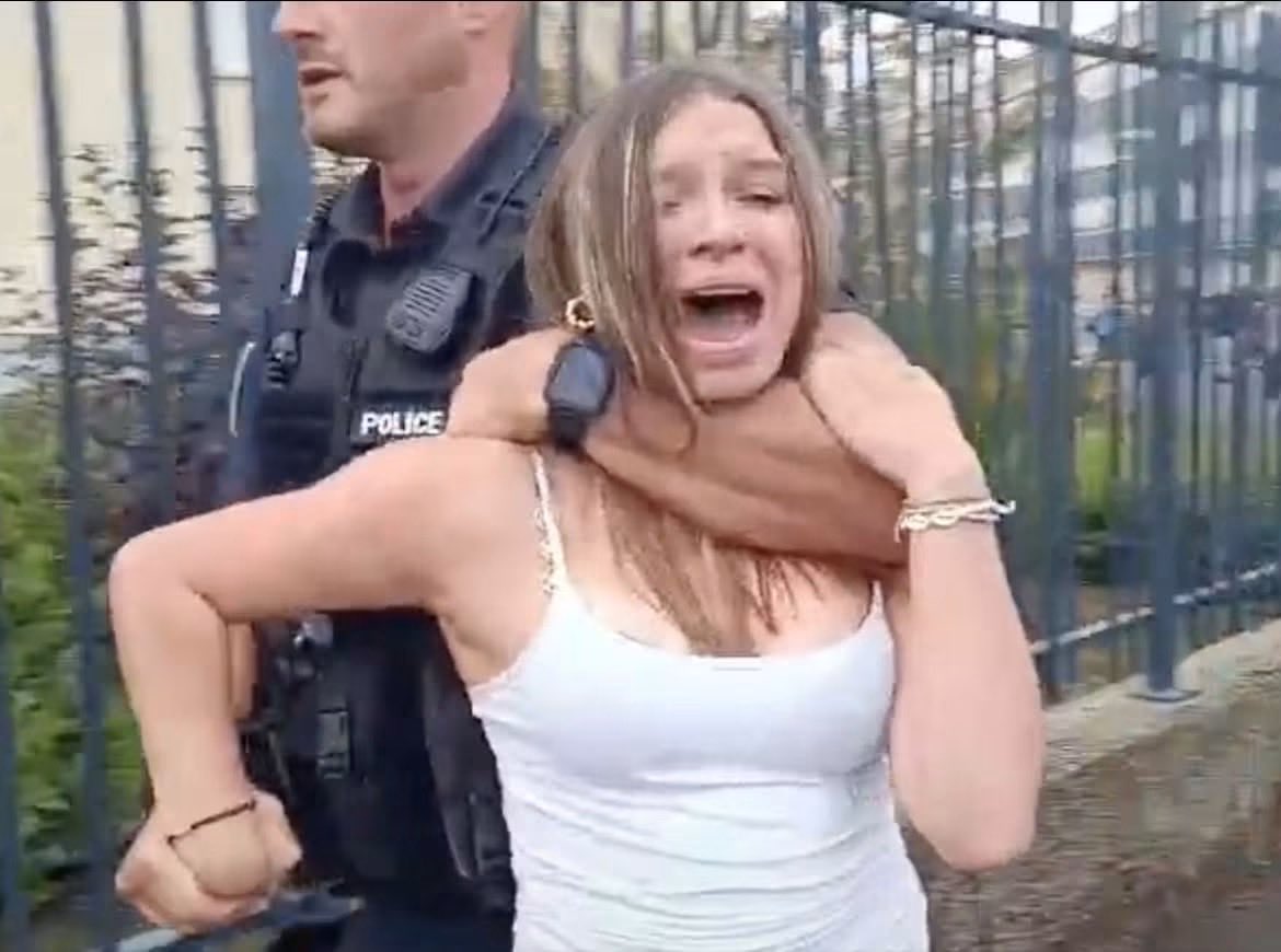 KaoutherDeMars's tweet photo. Ceux qui cautionnent ça : merci de vous la fermer ! 
Les FDO ne se comportent pas du tout de la même manière lorsqu’ils ont des dockers et des marins en face hein !!
Cette petite a 14 ans bordel ! Et elle a le droit de manifester &amp; d’exiger le meilleur !
#soutien aux #lycéens ! https://t.co/2RckPd9NOb