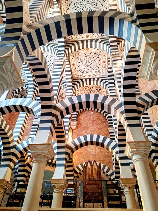 gomezdetejada's tweet photo. Capilla de Rocchetta Mattei, siglo XIX, un castillo en las colinas de Bolonia, Italia.  

Construida para el conde Cesare Mattei, la capilla se inspiró en la Gran Mezquita-Catedral de Córdoba, combinando motivos arquitectónicos islámicos con influencias italianas medievales. https://t.co/GNH0jQ8E3c