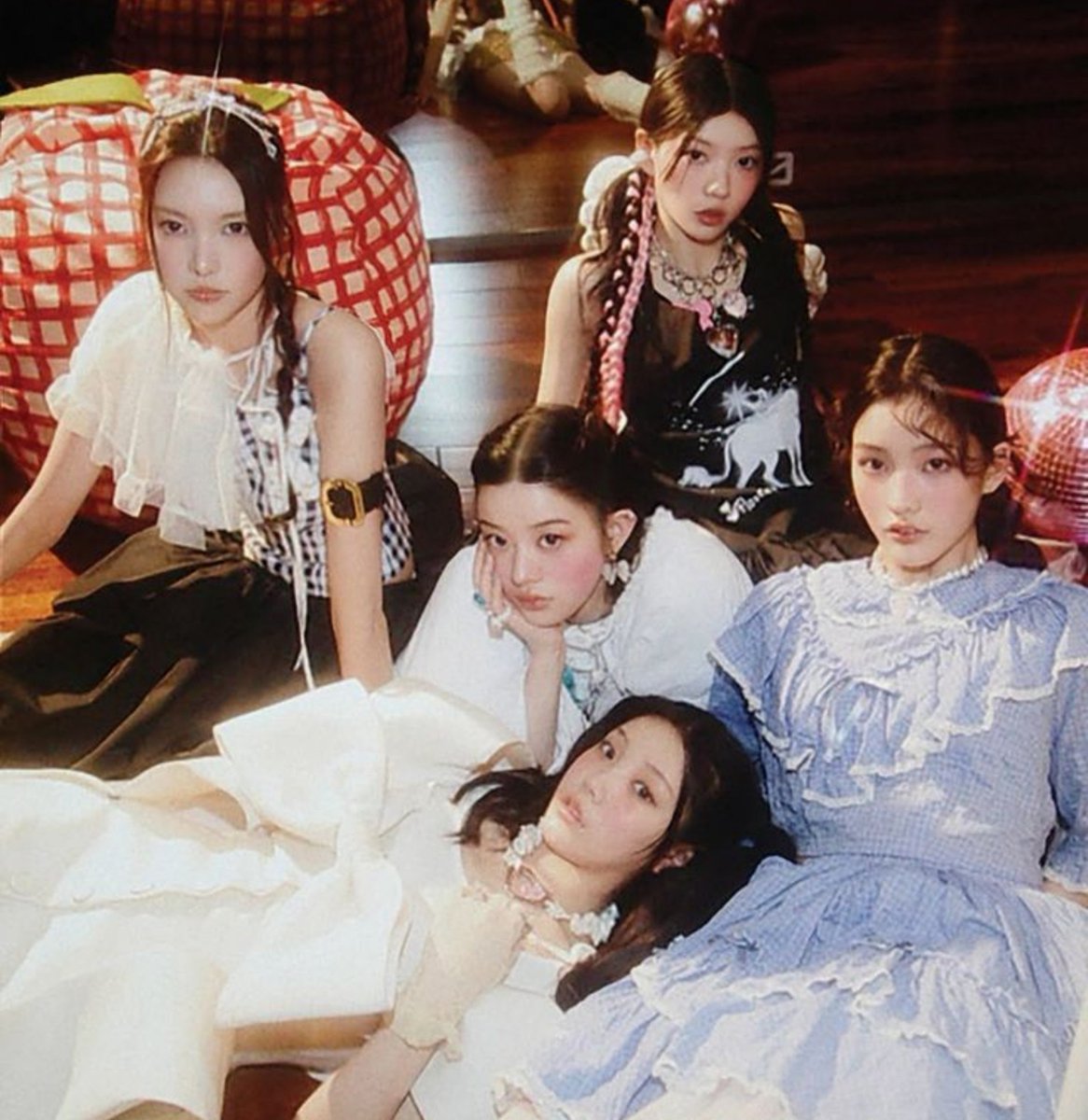 thebaseillit_'s tweet photo. ILLIT ranks #4 as the MOST FAVORITE IDOL by High School Students in Japan. Becoming the only k-pop group in the Top 5. https://t.co/Z3NGuVzZhs