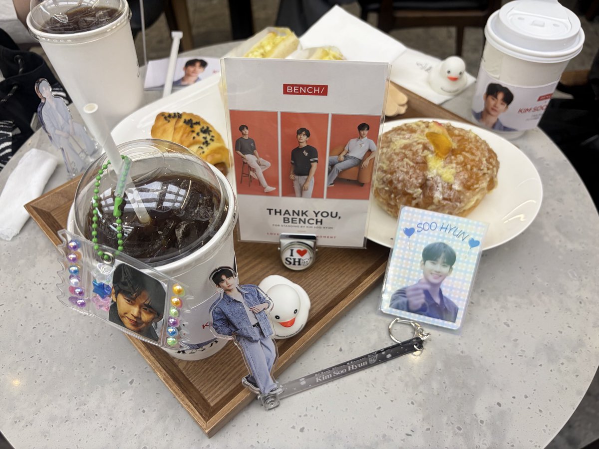 orange55Qp's tweet photo. 大量のBENCHグッズを入手‼️

ふぅ😙💨

さあ、アリーナへ急がなきゃ💕😍💕

#KimSooHyunInManila
#BENCHXKIMSOOHYUN
#OurForeverWithYou

#KimSooHyun
#キムスヒョン https://t.co/BKqFhy7JWf