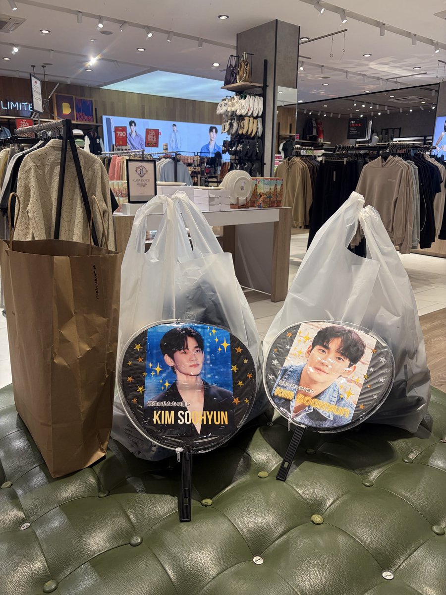 orange55Qp's tweet photo. 大量のBENCHグッズを入手‼️

ふぅ😙💨

さあ、アリーナへ急がなきゃ💕😍💕

#KimSooHyunInManila
#BENCHXKIMSOOHYUN
#OurForeverWithYou

#KimSooHyun
#キムスヒョン https://t.co/BKqFhy7JWf