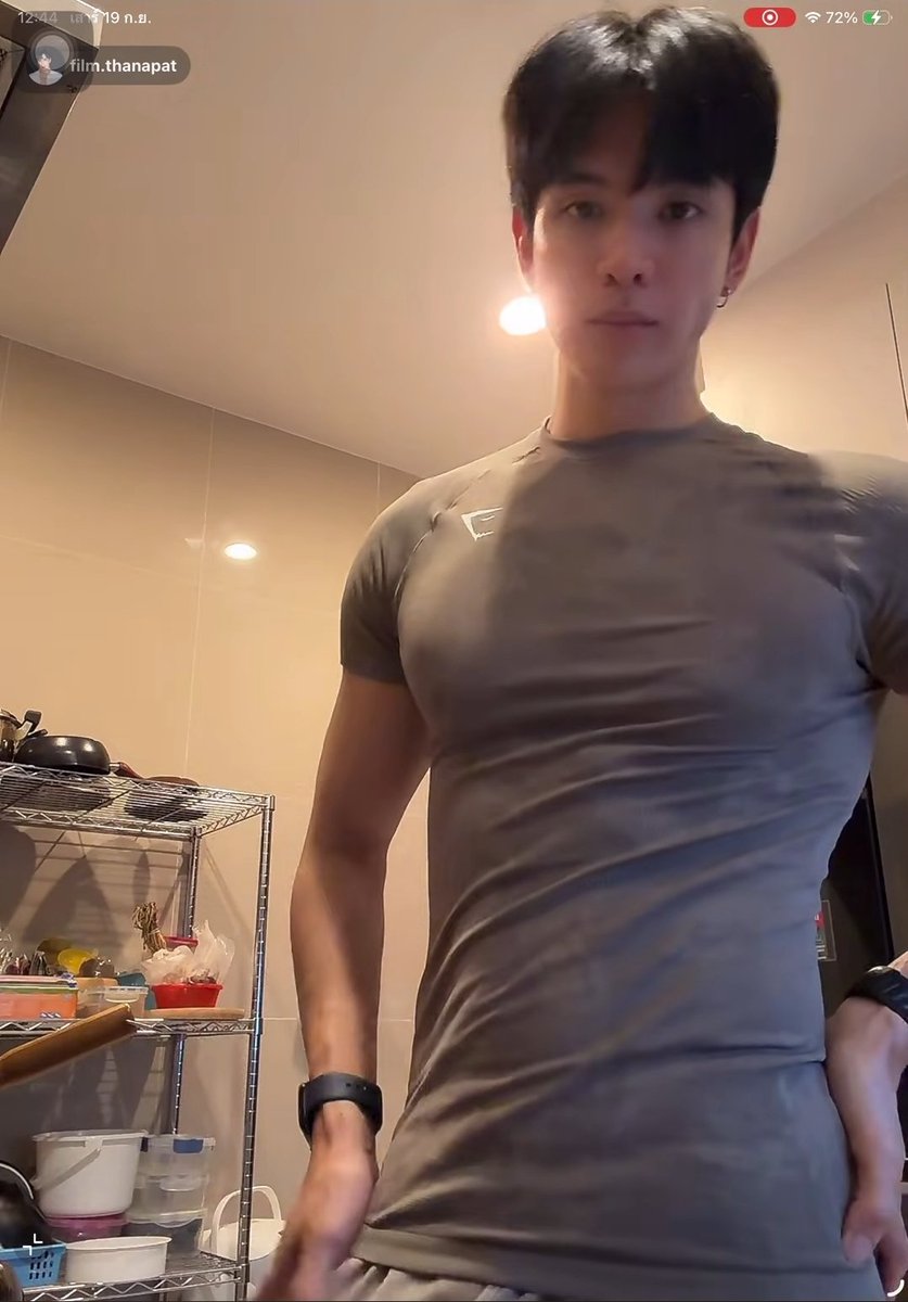 Chisu306's tweet photo. เสื้อตัวนี้ได้มาจากไหนคะ จะไปเหมามาให้อีก ใส่มัน 24 ชม. เสื้ออะไรหล่อจ้งวะ แอร้ https://t.co/fJpvqgTrID