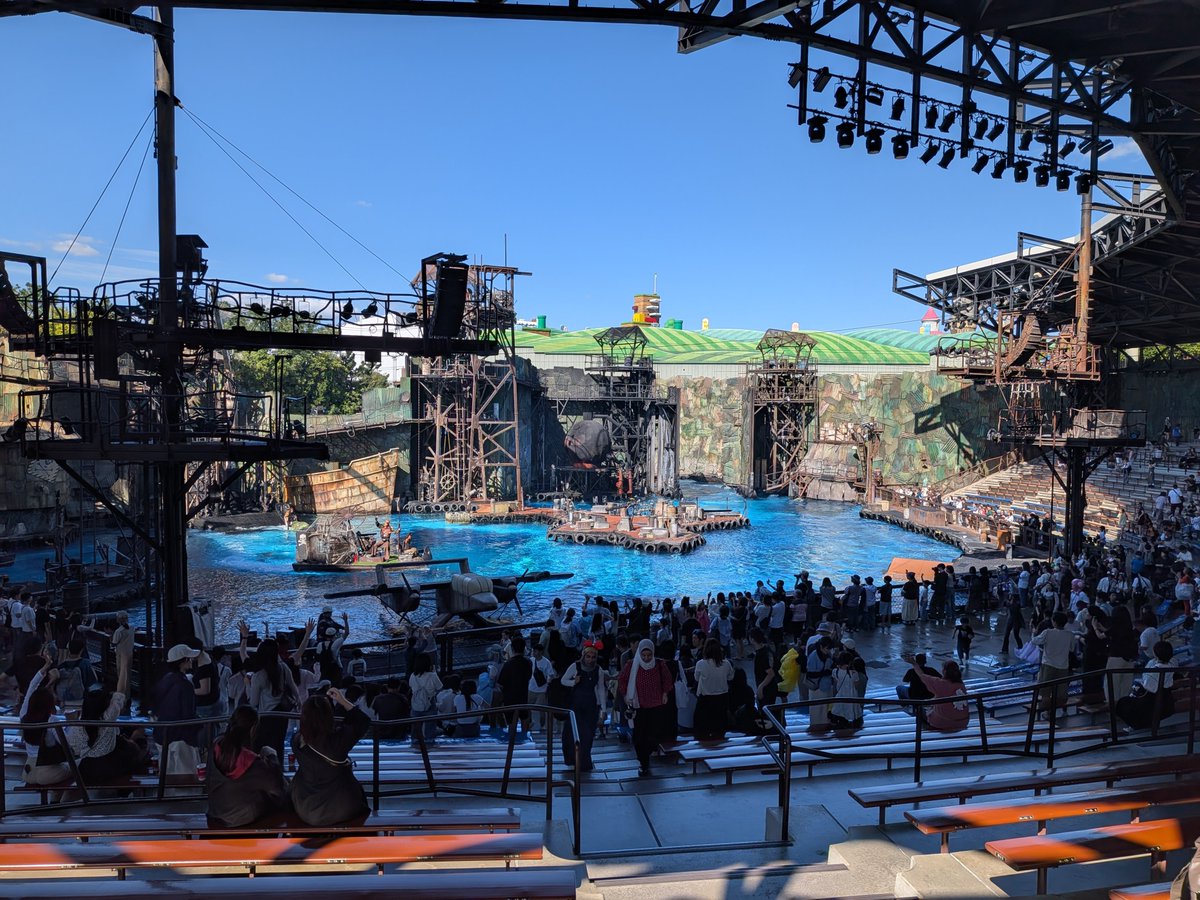 himeruyuki831's tweet photo. ウォーターワールドでショー観てた！
びしょ濡れ上等！で観に行ったけど、意外と濡れなかった‍ｗ(周りはびしょ濡れだったけど)
ショーはユーモアとスタント顔負けなアクションでめちゃくちゃ楽しかった！ショーの最中でもぶっかけシーンはあったけど、やっぱりこちらには来なかった…残念 https://t.co/sV4fHybubM