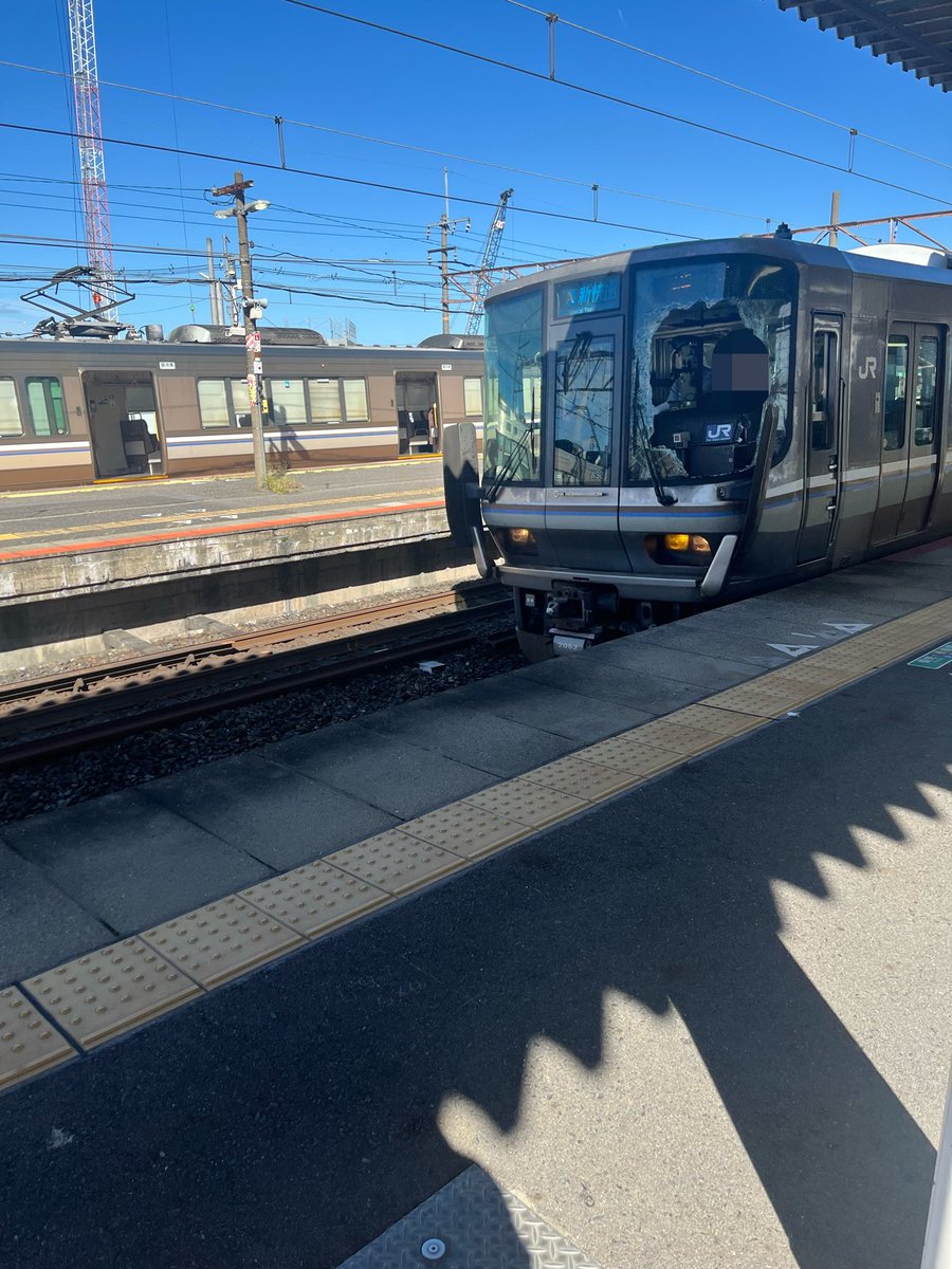 mass_tyoyo's tweet photo. バイトで石山から電車乗ろうと思ったら運転取り止め→運転再開したけど「車両の破損により京都駅まで徐行で運転します」
で、は？と思ったらえっぐいことなっとる https://t.co/wLV5XljRTj