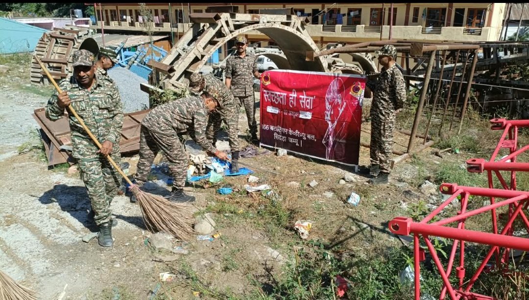 166BNCRPF's tweet photo. देश की सुरक्षा हो या देश के भीतर स्वच्छता, अनुशासन और सेवा ही हमारी पहचान है।
#SwachhataHiSeva
2026 को दिनांक 2/10/2026 को #166BN कार्मिकों द्वारा रामसू में विशेष स्वच्छता अभियान चलाया गया। https://t.co/MVMMhKwl6c
