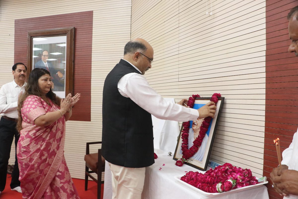 CommissionerAgr's tweet photo. मण्डलायुक्त श्री नगेन्द्र प्रताप जी ने राष्ट्रपिता महात्मा गांधी जी और पूर्व प्रधानमंत्री लाल बहादुर शास्त्री जी की जयंती के अवसर पर उनके चित्र पर माल्यार्पण कर श्रद्धांजलि अर्पित की. 

विचार गोष्ठी में आयुक्त महोदय ने दोनों महापुरुषों के जीवन आदर्शों व नैतिक मूल्यों को अपनाने के लिए प्रेरित किया.