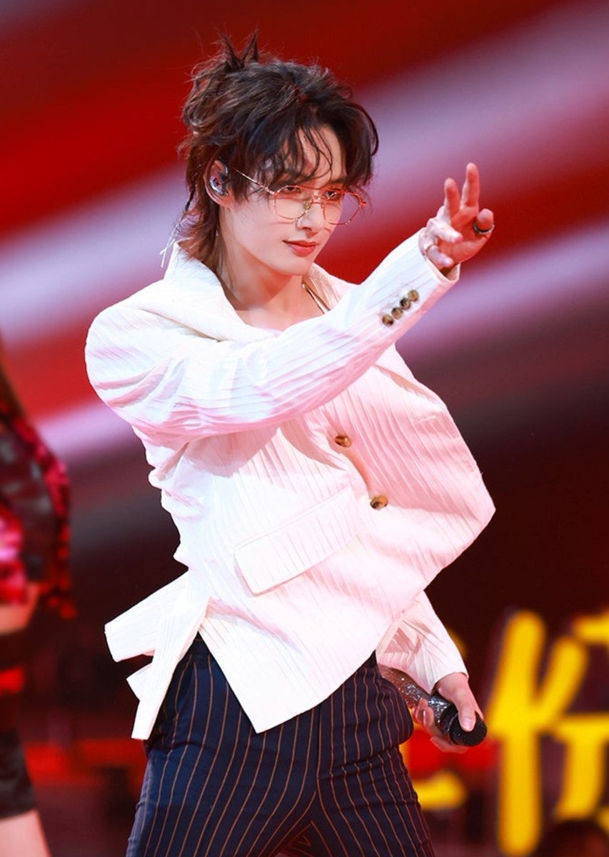 JunPOPbase's tweet photo. Welcome back SHUT UP AND DANCE JUNHUI

JUNHUI AT GFB2 GUANGZHOU ROADSHOW
#JUNHUI_GoForBroke2
#JUNHUI_SuCheng
#준 #文俊辉 @pledis_17 https://t.co/4x2UYpzOPA