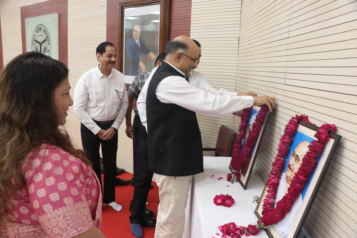 CommissionerAgr's tweet photo. मण्डलायुक्त श्री नगेन्द्र प्रताप जी ने राष्ट्रपिता महात्मा गांधी जी और पूर्व प्रधानमंत्री लाल बहादुर शास्त्री जी की जयंती के अवसर पर उनके चित्र पर माल्यार्पण कर श्रद्धांजलि अर्पित की. 

विचार गोष्ठी में आयुक्त महोदय ने दोनों महापुरुषों के जीवन आदर्शों व नैतिक मूल्यों को अपनाने के लिए प्रेरित किया.