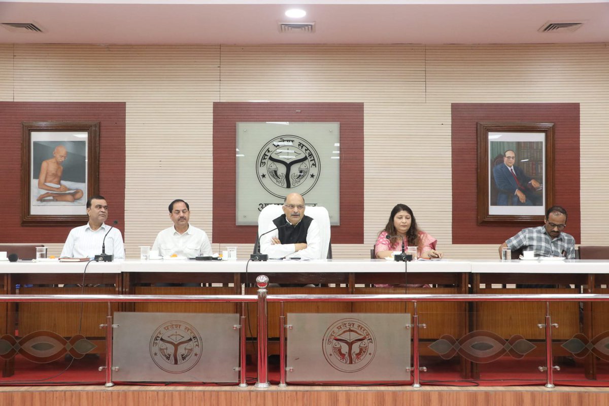 CommissionerAgr's tweet photo. मण्डलायुक्त श्री नगेन्द्र प्रताप जी ने राष्ट्रपिता महात्मा गांधी जी और पूर्व प्रधानमंत्री लाल बहादुर शास्त्री जी की जयंती के अवसर पर उनके चित्र पर माल्यार्पण कर श्रद्धांजलि अर्पित की. 

विचार गोष्ठी में आयुक्त महोदय ने दोनों महापुरुषों के जीवन आदर्शों व नैतिक मूल्यों को अपनाने के लिए प्रेरित किया.