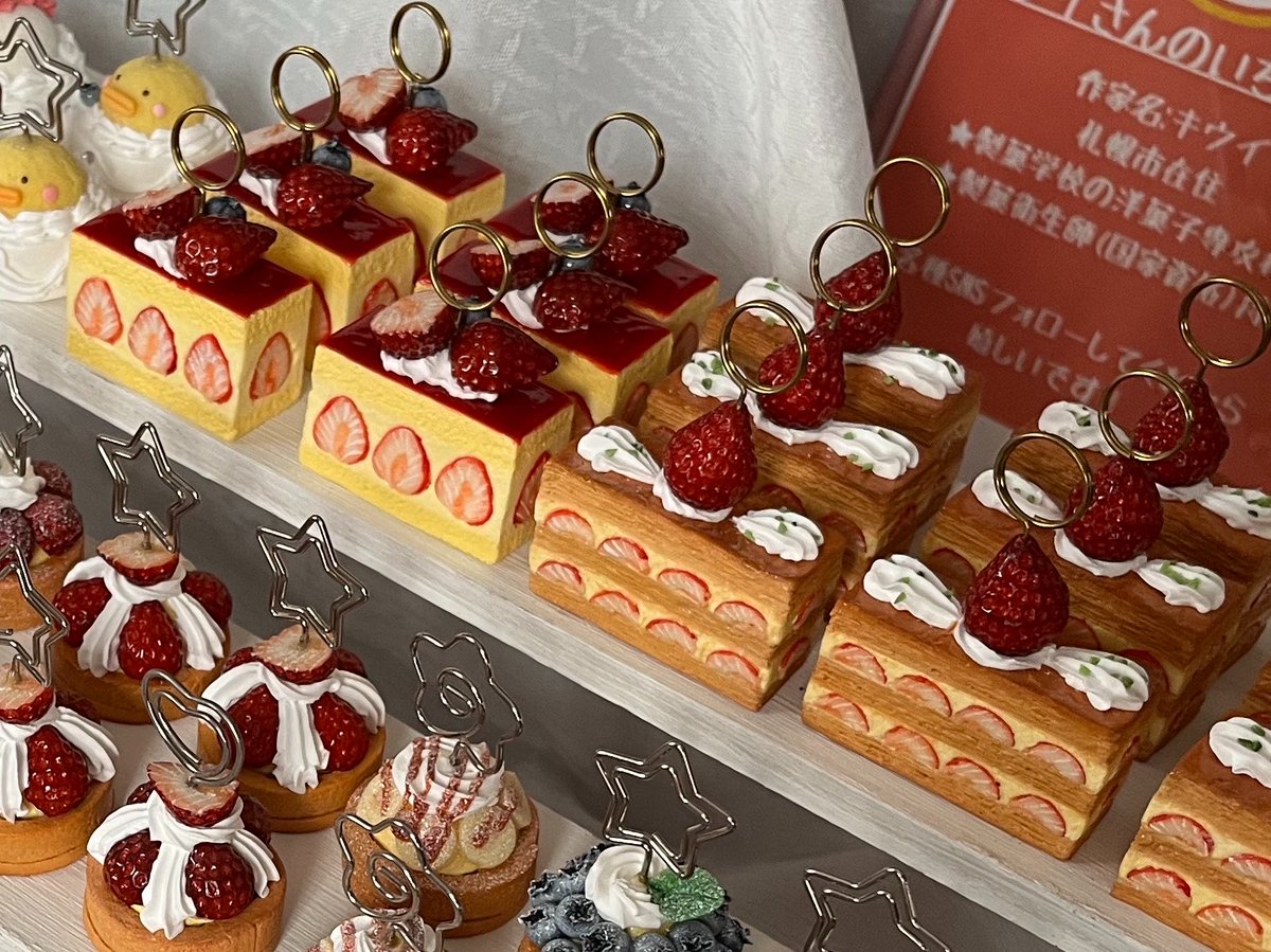 kiuiringo's tweet photo. メモスタンドは２種類なのに、同じサイズのマグネットは3種類！
ショートケーキのメモスタンドも作ります！笑 https://t.co/VVhvYJT0fu