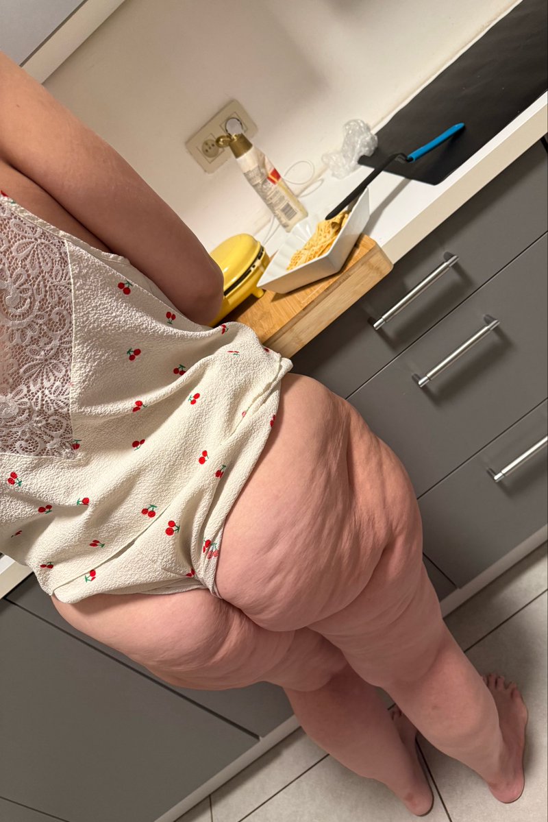 lectricemasquee's tweet photo. Petite préparation de gaufres matinales 🧇 Qui vient m’aider à les préparer… et surtout à les déguster ? 🥵😇 https://t.co/PP5FjMgxPK