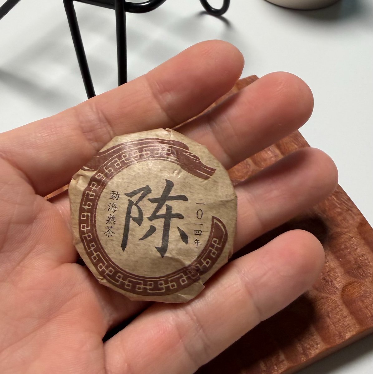 TheLoosedArrow's tweet photo. 上午刷锅水，下午老树根，晚上整点什么还没想好。

只需要撑到明天阿姨休假结束🔚

器具来自不同的世界，不论是正统手冲派还是专业茶宠派，都没法入他们眼…

但自洽能用就是合适的。 https://t.co/9TQLo4r38y