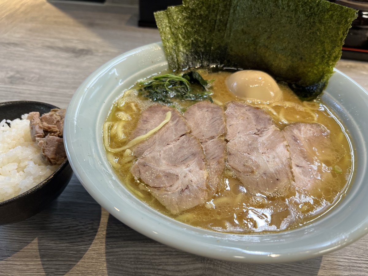 abelkain_PA84's tweet photo. 林家
ラーメン中かためチャーシュー海苔味玉ライス

寿々㐂家元店主の新店が反町にあるとの事で1時間程待ちで着丼。
クラシック系のやさしい味わいのスープは飲みやすすぎて思わず完まくしてしまった。
具材は全て美味くて今年食べた家系の中では1番でした、ようやく行けて満足。 https://t.co/yQiDUPymru