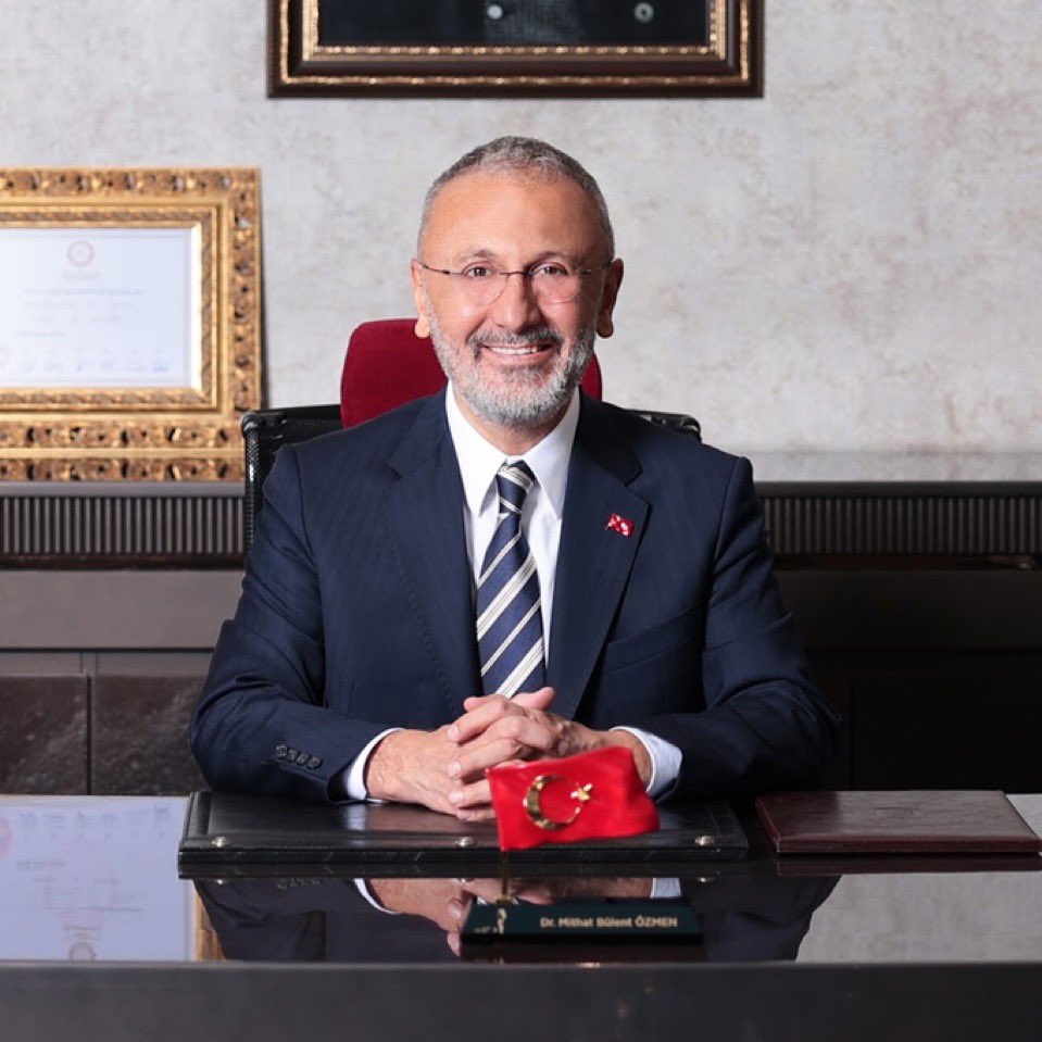 incecitayfa's tweet photo. Günaydın, Eyüpsultan Belediye Başkanı Mithat Bülent Özmen evinden gözaltına alındı! 

Fon vurguncusu Fatma Betül Sayan Kaya ise halen ifadeye çağrılmadı! Yazık! https://t.co/eMqNwinRhj