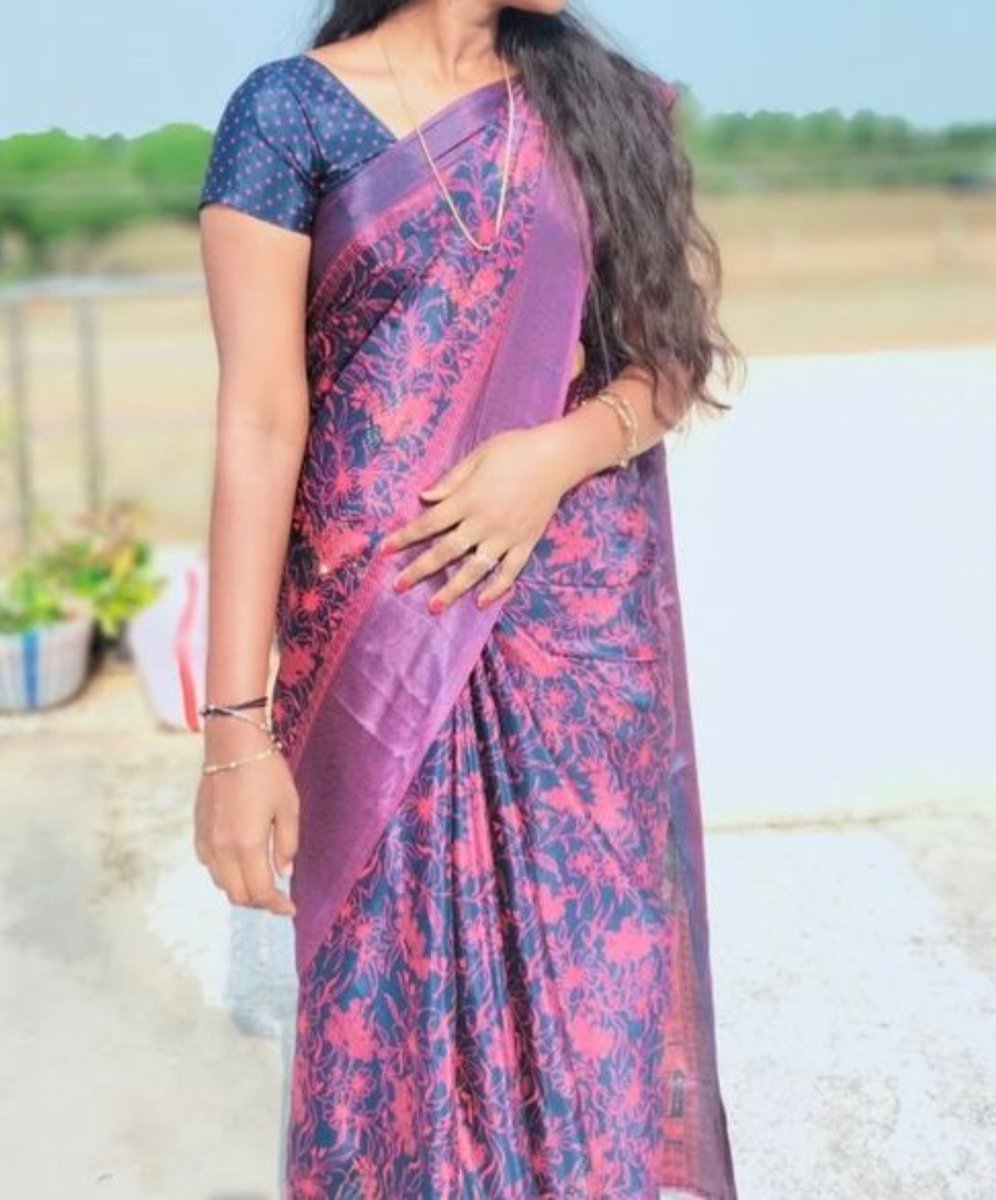 cd_Vatsuu's tweet photo. My most favorite saree !
Many women wear this type of sarees to office and schools. I like this very much coz so smooth and it turns me on instantly. During my initial CD days I was attracted to wear my mom's saree coz of this type of sarees. My most favorite. Do u also like? 😘 https://t.co/znGyBfbpPc