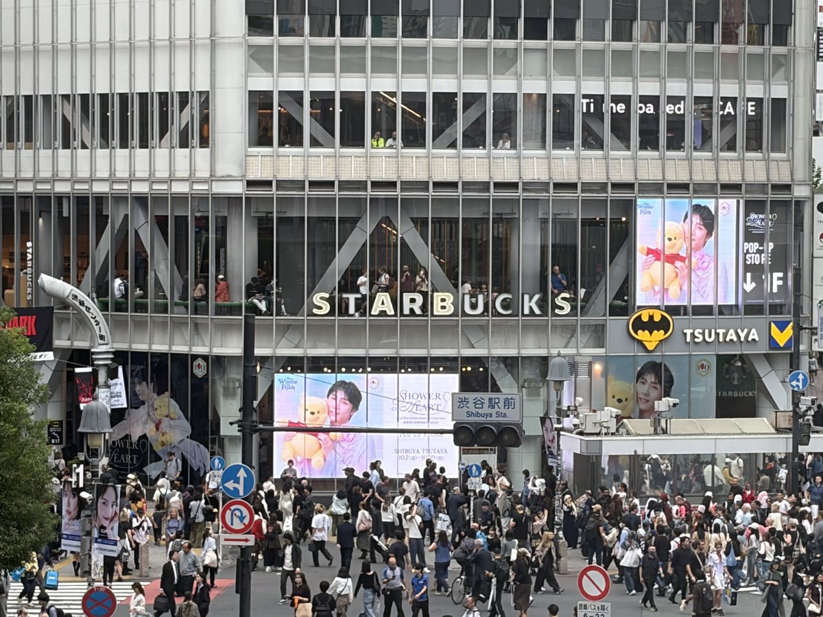 guratan_tabeta's tweet photo. 渋谷に着きました！
まずは渋谷駅渋谷マークシティ2階から！
京王井の頭線改札手前です

羽生くんが4人！！！！

#シャワハー
#くまのプーさん
#羽生結弦 https://t.co/faP1ugVh1r