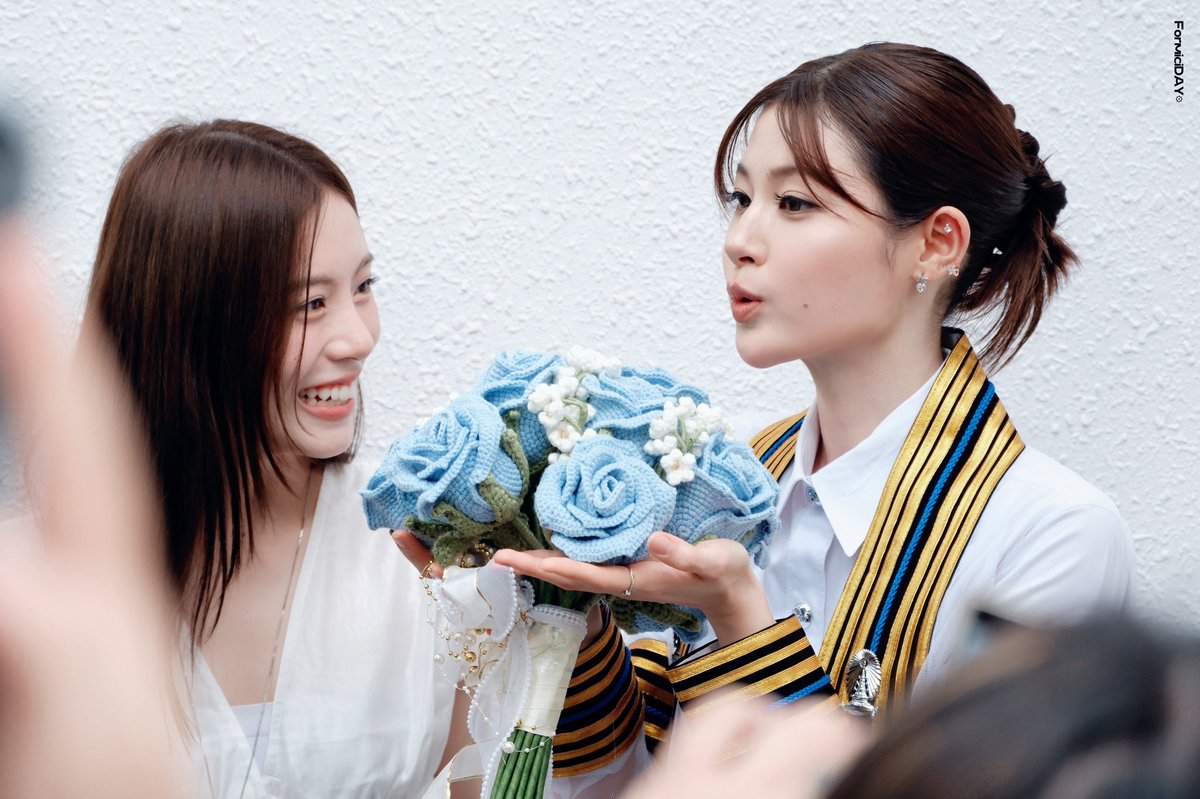 gooye_nn1's tweet photo. 💐🥰

#PahnGraduationsDay 
#pahnthitta
#pahnfond https://t.co/NicV9wxJTc