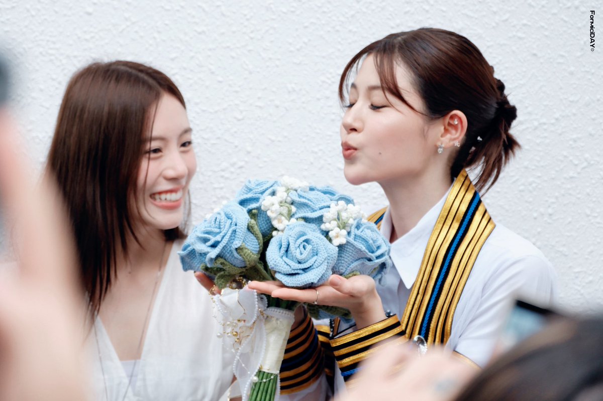 gooye_nn1's tweet photo. 💐🥰

#PahnGraduationsDay 
#pahnthitta
#pahnfond https://t.co/NicV9wxJTc