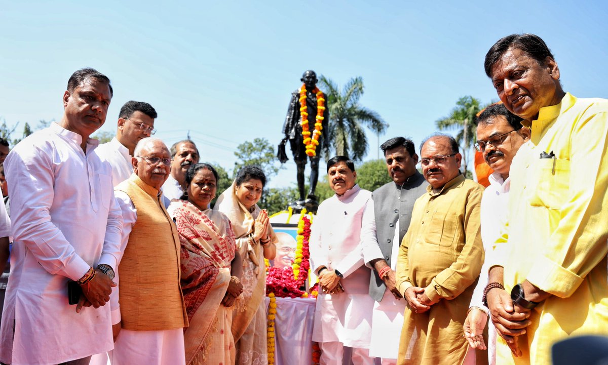 DrMohanYadav51's tweet photo. राष्ट्रपिता महात्मा गांधी जी की जयंती के अवसर पर आज भोपाल में उनकी प्रतिमा पर माल्यार्पण कर नमन किया।

बापू का सत्य, अहिंसा, स्वच्छता और सेवा का संदेश आज भी पूरी मानवता को शांति, सद्भाव और करुणा की राह दिखाता है। https://t.co/jmfbVCbNV0
